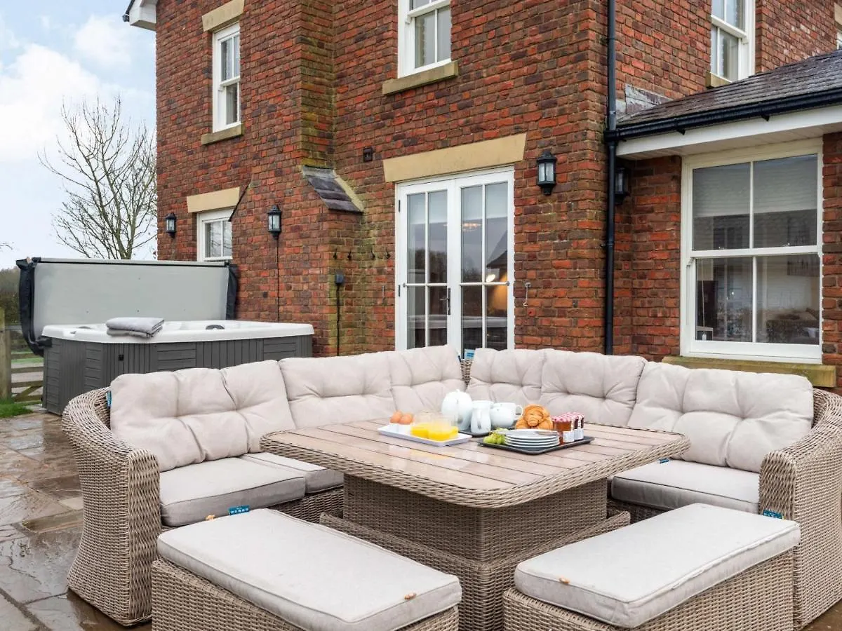 5 Bed In Lytham 85675 Villa Weeton  Holiday home Weeton (Lancashire)